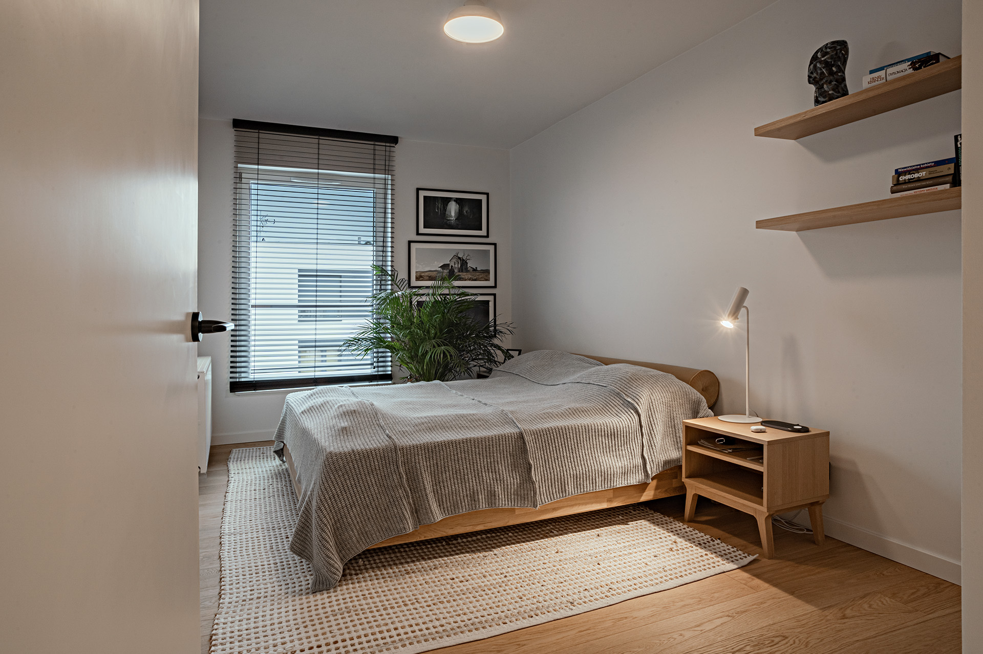 W sypialni najłatwiej wyciszyć w otoczeniu naturalnych materiałów – drewno, wełna (i odrobina zieleni).