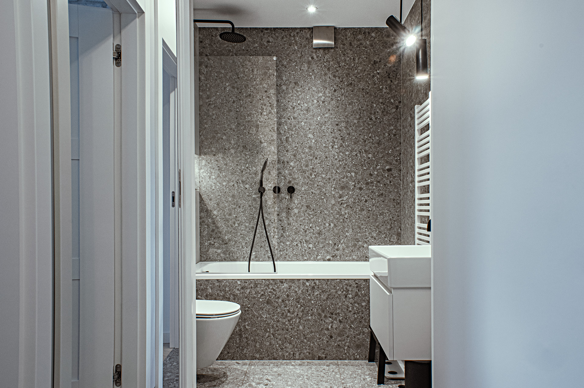 W łazience zmieniono oryginalny układ pomieszczenia, łącząc ją z toaletą – aby lepiej wykorzystać przestrzeń.