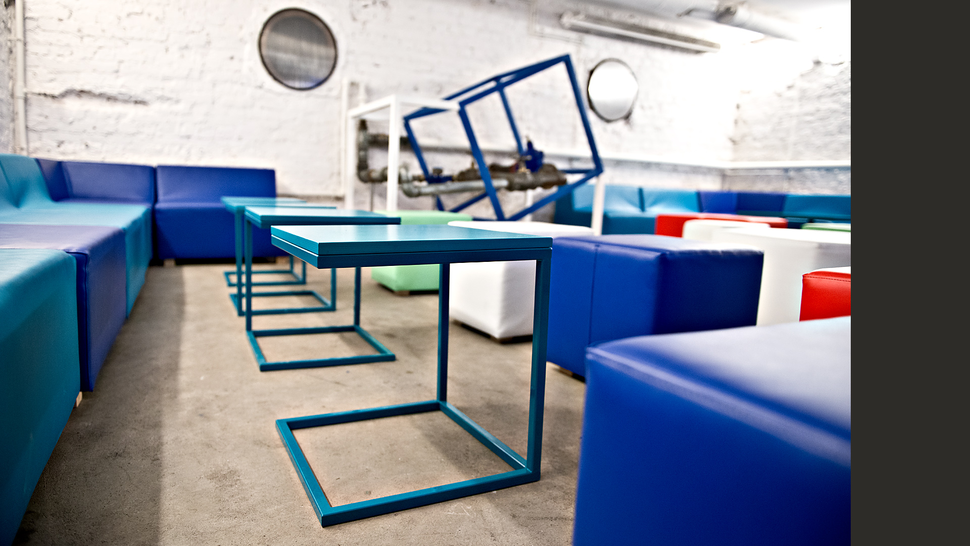 Klubowe meble otrzymały do kompletu stworzone przez nas niewielkie stoliki: wytrzymałe, ale lekkie i mobilne - pozwalające na szybkie przearanżowanie wnętrza.