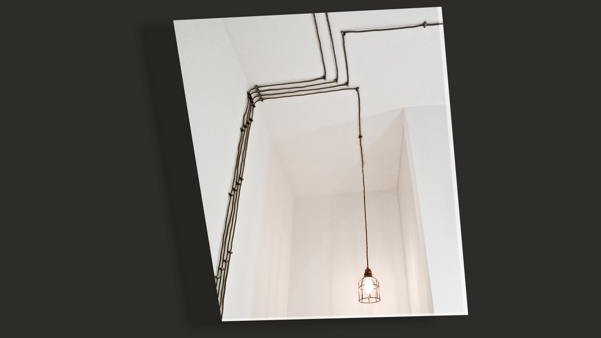 Natynkowa kable w oplocie oraz industrialne, czarne lampy oprócz praktycznych zalet, tworzą minimalistyczną dekorację na ścianach i suficie.
