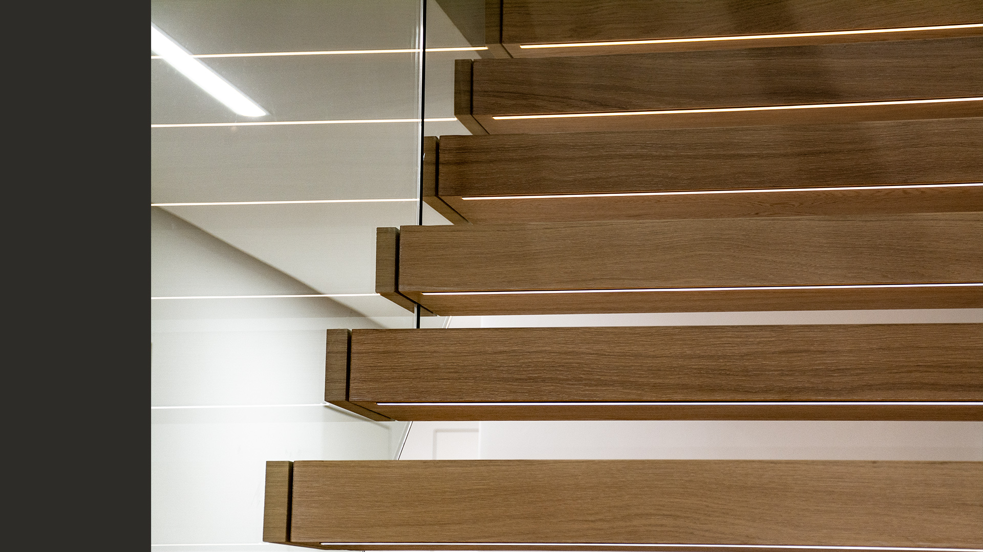 Każdy ze stopni schodów posiada podświetlenie LED, gwarantujące bezpieczeństwo po zmroku.
