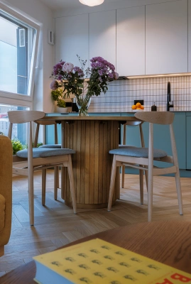 Projekt minimalistycznego wnętrza na Mokotowie w stylistyce nawiązującej do lat 60tych &ndash; okrągły, drewniany st&oacute;ł&nbsp;jadalniany
