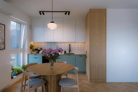 Projekt minimalistycznego wnętrza na Mokotowie w stylistyce nawiązującej do lat 60tych – przemyślany uklad zabudowy kuchennej