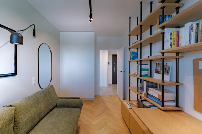 Projekt minimalistycznego wnętrza na Mokotowie w stylistyce nawiązującej do lat 60tych &ndash; gabinet pełni funkcję pokoju gościnnego, stąd rozkladana sofa do sparani oraz niewielka szafa