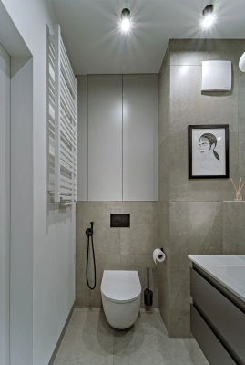 Projekt minimalistycznego wnętrza na Mokotowie w stylistyce nawiązującej do lat 60tych &ndash; szafka wnękowa nad toaletą pozwala zachować porządek w łazience