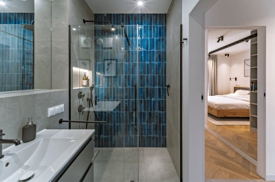 Projekt minimalistycznego wnętrza na Mokotowie w stylistyce nawiązującej do lat 60tych &ndash; prysznic ze szklanymi drzwiami wnękowymi