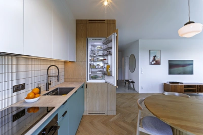 Projekt minimalistycznego wnętrza na Mokotowie w stylistyce nawiązującej do lat 60tych &ndash; scentralizowane przechowywanie sprzęt&oacute;w i żywności w kuchni