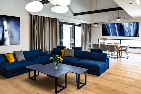 Projekt wnętrz luksusowego domu rodzinnego – duża powierzchnia salonu wymaga odpowiedniej ilości oświetlenia