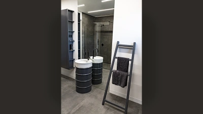 Projekt wnętrz luksusowego domu rodzinnego &ndash; łazienka dla gości z umywalką zainstalowaną na beczce, lustrem wklejonym w ścianę i wiszącą szafą