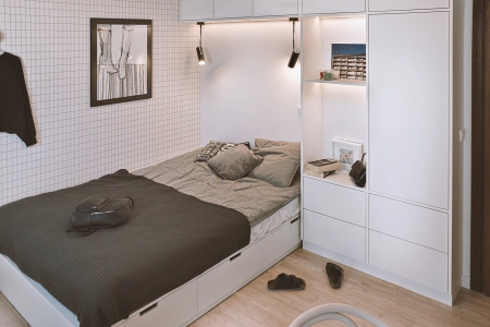 Część projektu apartamentu na Mokotowie – wnętrze niewielkiego pokoju nastolatki: precyzyjne rozmieszczenie wysokiej szafy garderobianej