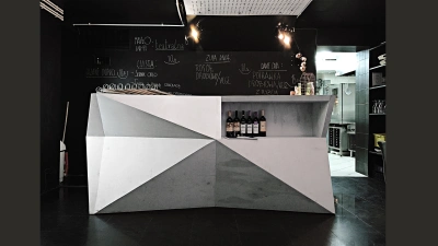 Projekt niskobudżetowej tymczasowej restauracji – sklejkowy regał-wydawka «low resolution» na styku kuchni i sali jadalnej