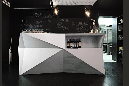 Projekt niskobudżetowej tymczasowej restauracji – sklejkowy regał-wydawka «low resolution» na styku kuchni i sali jadalnej