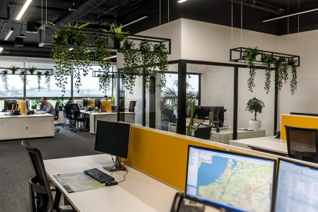 Projekt przestrzeni biurowych o łącznej powierzchni 1500m2 – duża ilość zieleni zapewnia przytulność przestrzeni open space