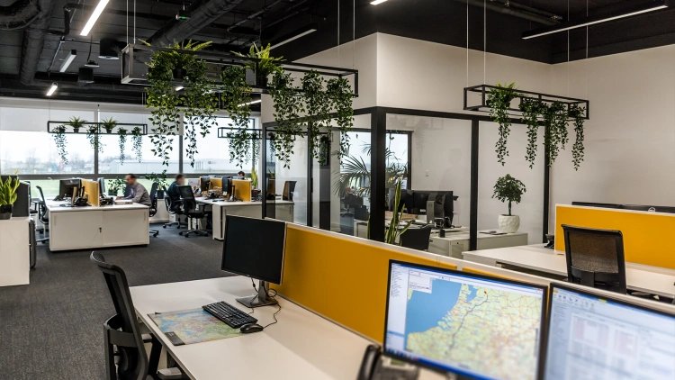 Projekt przestrzeni biurowych o łącznej powierzchni 1500m2 – duża ilość zieleni zapewnia przytulność przestrzeni open space