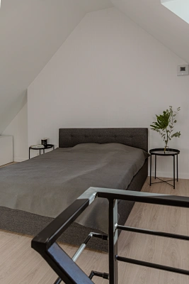 Projekt wnętrz apartament&oacute;w na wynajem &ndash; sypialnia zaplanowałyśmy na drugim poziomie