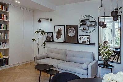 Projekt salonu w kamienicy na Mokotowie &ndash; modernistyczne stoliki i fotele z lat 50-tych zestawiłone  nowoczesną, minimalistyczną sofą