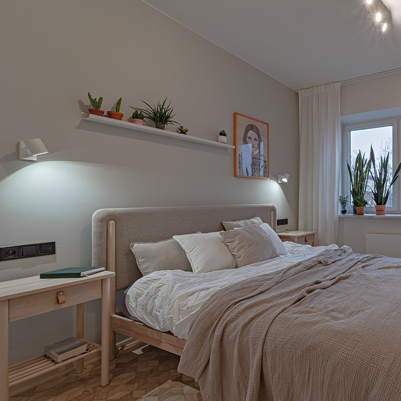 Projekt wnętrz sypialni sprzyjający wypoczynkowi – utrzymany w stonowanej kolorystyce i naturalnych materiałach